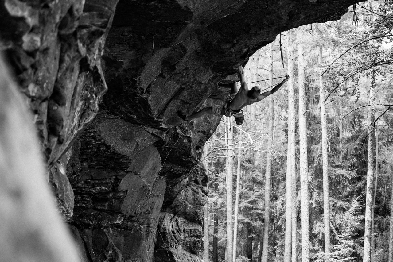 Kletterer clipt im Überhang; Thilo Fußer; Mamba